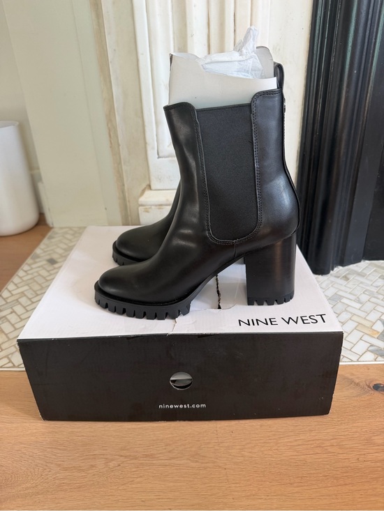 Nine West Shoes - Nine West Woman’s Size 8.5 - Black Leather Lug-Heel Chelsea Boots
